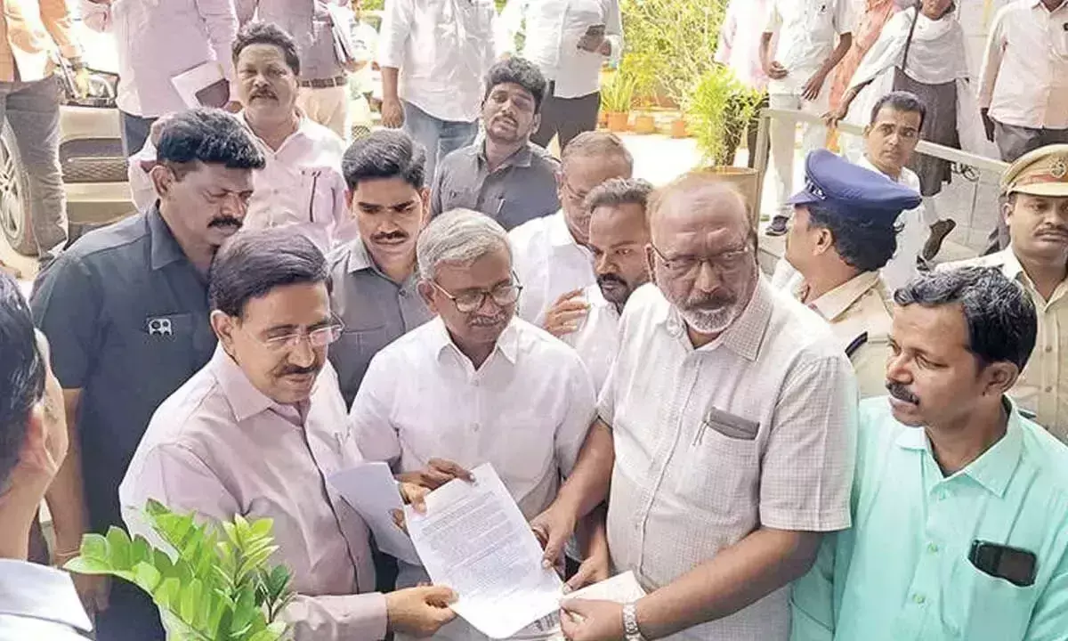 Andhra: मंत्री से संपत्ति कर में वृद्धि वापस लेने का आग्रह Andhra: मंत्री से संपत्ति कर में वृद्धि वापस लेने का आग्रह