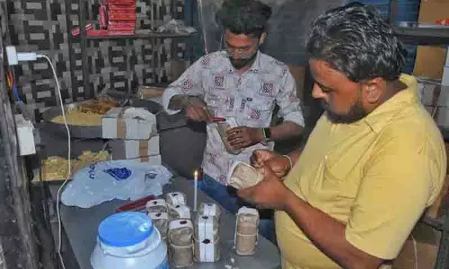 जिला स्वास्थ्य विभाग की टीम ने Lakkar Bazaar में डेयरी की दुकान पर छापा मारा
