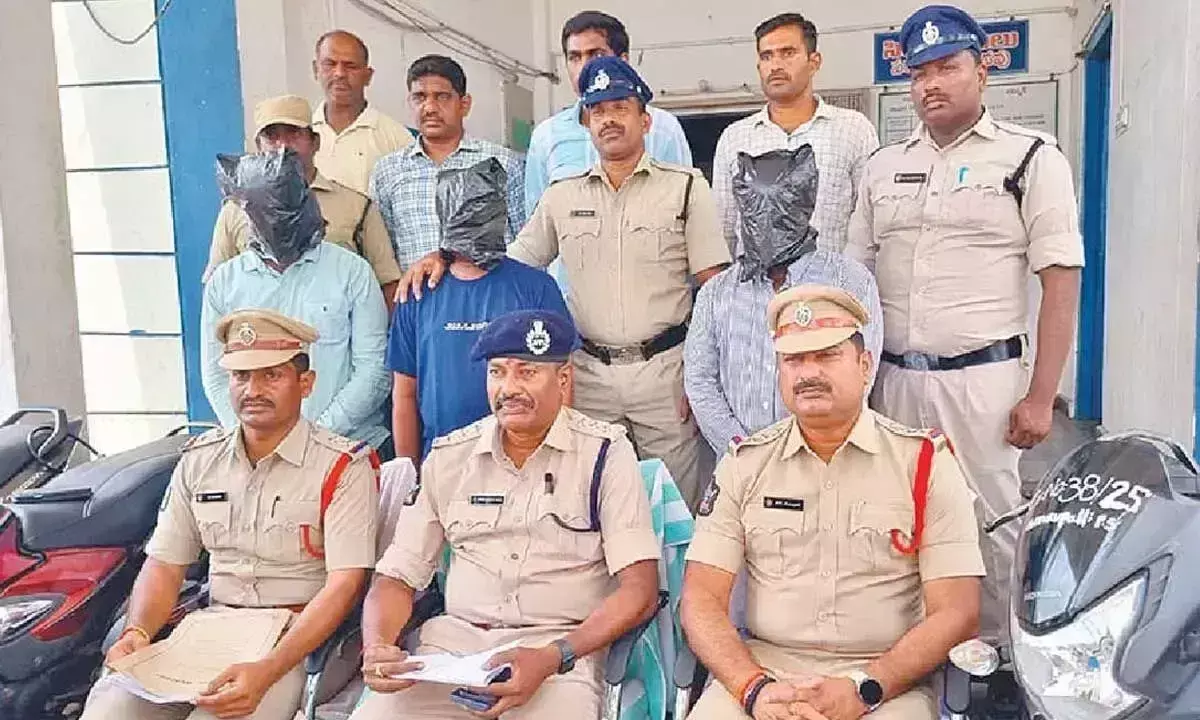 Andhra: अंतरराज्यीय दोपहिया वाहन चोर गिरोह गिरफ्तार Andhra: अंतरराज्यीय दोपहिया वाहन चोर गिरोह गिरफ्तार