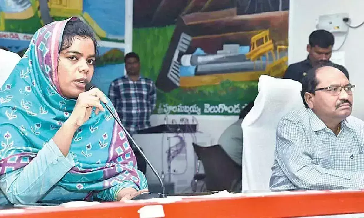 Andhra: कलेक्टर ने बंधुआ मजदूरी प्रथा के उन्मूलन का आह्वान किया Andhra: कलेक्टर ने बंधुआ मजदूरी प्रथा के उन्मूलन का आह्वान किया