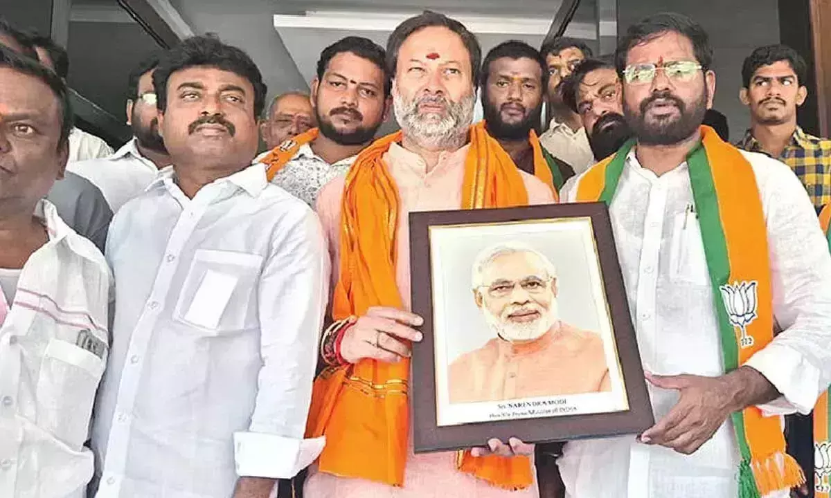 BJP ने सभी सरकारी कार्यालयों में प्रधानमंत्री की तस्वीर लगाने की मांग की BJP ने सभी सरकारी कार्यालयों में प्रधानमंत्री की तस्वीर लगाने की मांग की