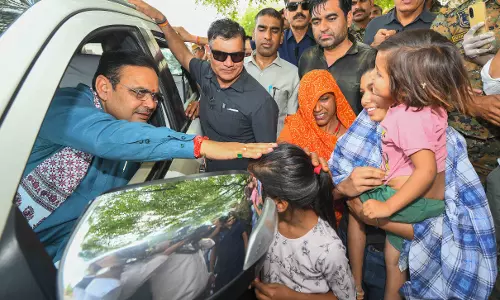 Jaipur: कार्यक्रम से लौटते वक्त मुख्यमंत्री ने गाड़ी रुकवाकर बच्चों से की मुलाकात
