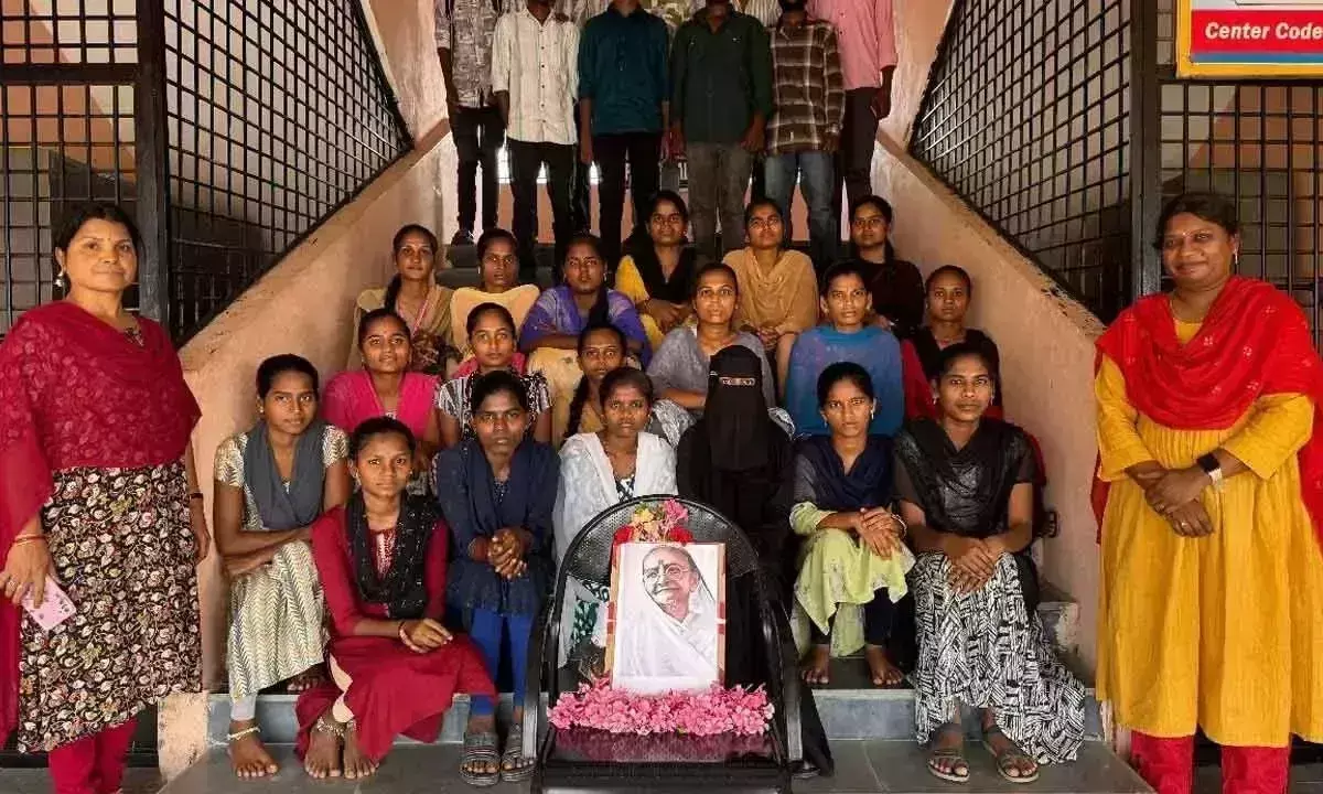 Telangana: शासकीय कस्तूरबा गांधी जयंती मनाई गई Telangana: शासकीय कस्तूरबा गांधी जयंती मनाई गई