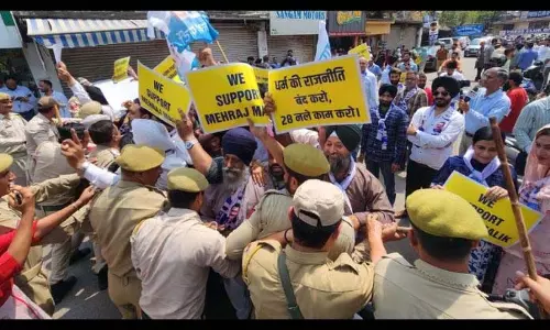 मेहराज मलिक के समर्थन में AAP कार्यकर्ताओं और नेताओं ने किया प्रदर्शन