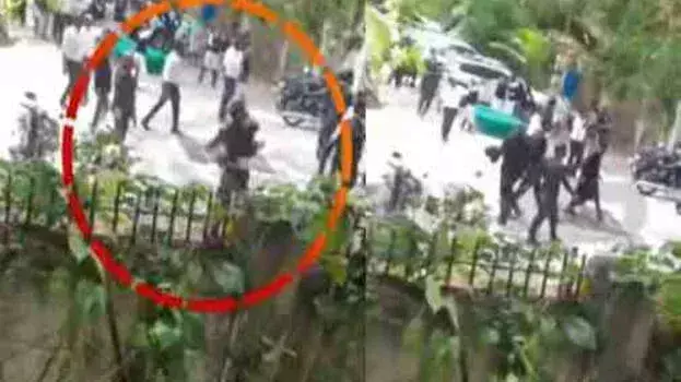 Kochi में वकीलों और छात्रों के बीच संघर्ष जारी; पुलिस ने मामला दर्ज किया Kochi में वकीलों और छात्रों के बीच संघर्ष जारी; पुलिस ने मामला दर्ज किया