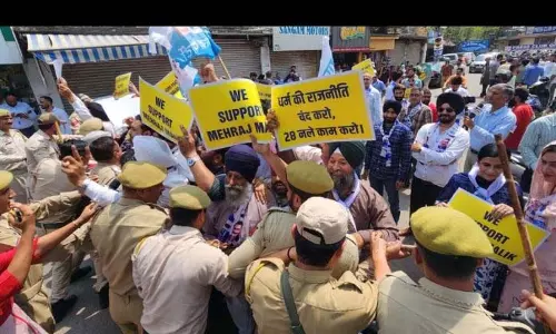मेहराज मलिक के समर्थन में AAP कार्यकर्ताओं और नेताओं ने किया प्रदर्शन मेहराज मलिक के समर्थन में AAP कार्यकर्ताओं और नेताओं ने किया प्रदर्शन