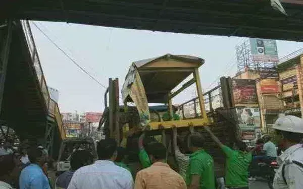 Ranchi: मेन रोड में चला प्रशासन का अतिक्रमण विरोधी अभियान, ठेले-खोमचे जब्त Ranchi: मेन रोड में चला प्रशासन का अतिक्रमण विरोधी अभियान, ठेले-खोमचे जब्त
