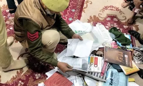 Jammu: श्रीनगर-पुलवामा में पुलिस की तलाशी