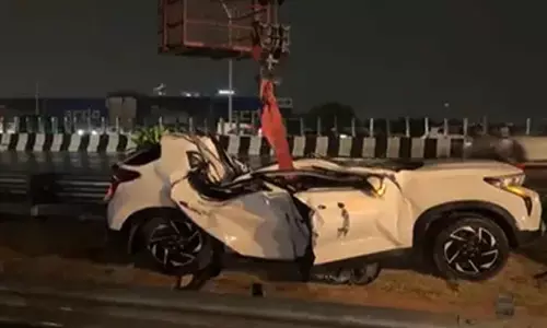 तेज़ आंधी का कहर, चलती कार पर गिरा लोहे का गेट तेज़ आंधी का कहर, चलती कार पर गिरा लोहे का गेट