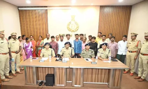 22 माओवादियों ने मुलुगु SP के समक्ष आत्मसमर्पण किया