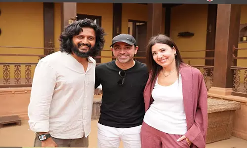 बार्सिलोना के दिग्गज फुटबॉलर ज़ावी हर्नांडेज़ ने रितेश देशमुख से मुलाकात की