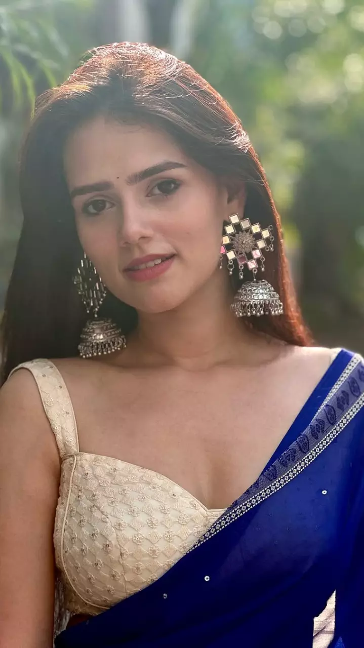 निशि सक्सेना नजर आई हॉट