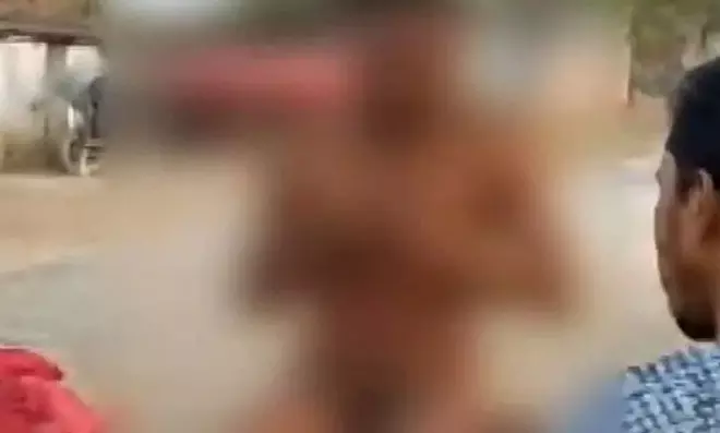 प्रेमिका से मिलने पहुंचा था युवक, लड़की पक्ष ने बंधक बनाकर केबल और पाइप से पीटा प्रेमिका से मिलने पहुंचा था युवक, लड़की पक्ष ने बंधक बनाकर केबल और पाइप से पीटा