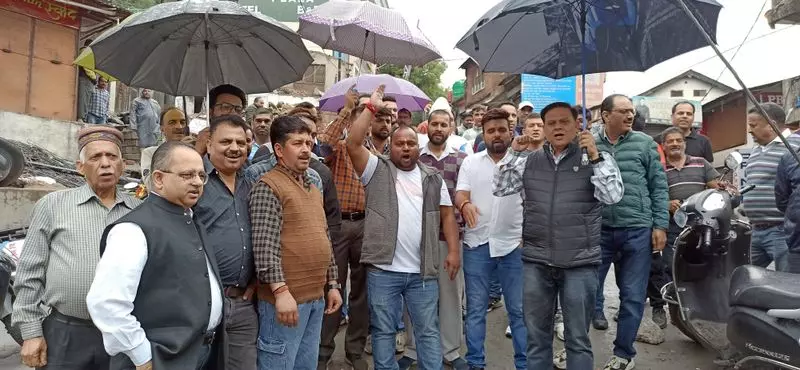 धर्मशाला के व्यापारी नए लाइसेंस शुल्क के खिलाफ एकजुट हुए धर्मशाला के व्यापारी नए लाइसेंस शुल्क के खिलाफ एकजुट हुए