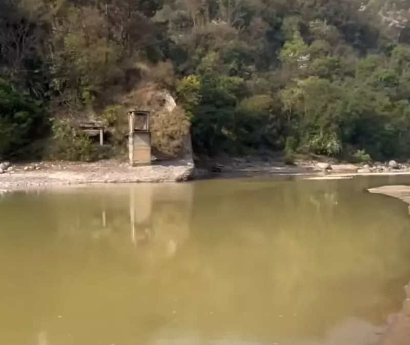 न्यूगल नदी में कचरा डालने से पानी प्रदूषित न्यूगल नदी में कचरा डालने से पानी प्रदूषित