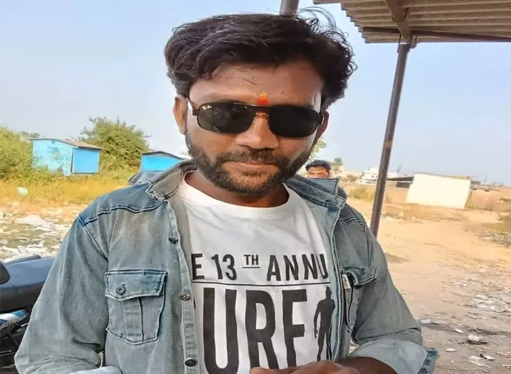 ड्राइवर ने गला काटकर किया सुसाइड, परिजनों ने मानसिक रूप से परेशान बताया ड्राइवर ने गला काटकर किया सुसाइड, परिजनों ने मानसिक रूप से परेशान बताया