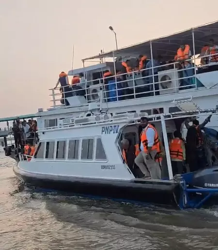 मुंबई : अरब सागर में टला बड़ा हादसा, कर्मियों की सूझबूझ से बची यात्रियों की जान मुंबई : अरब सागर में टला बड़ा हादसा, कर्मियों की सूझबूझ से बची यात्रियों की जान