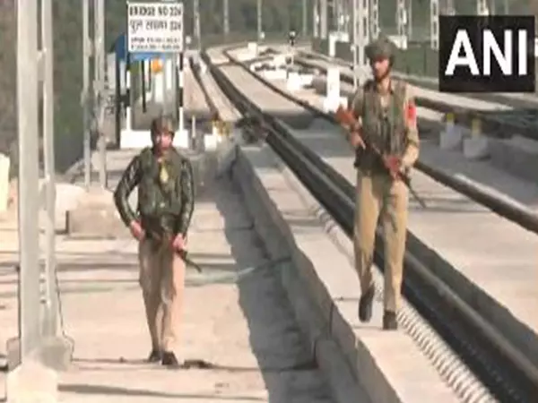 J-K: उधमपुर-श्रीनगर-बारामुल्ला रेल लिंक परियोजना के उद्घाटन से पहले सुरक्षा बढ़ाई गई J-K: उधमपुर-श्रीनगर-बारामुल्ला रेल लिंक परियोजना के उद्घाटन से पहले सुरक्षा बढ़ाई गई