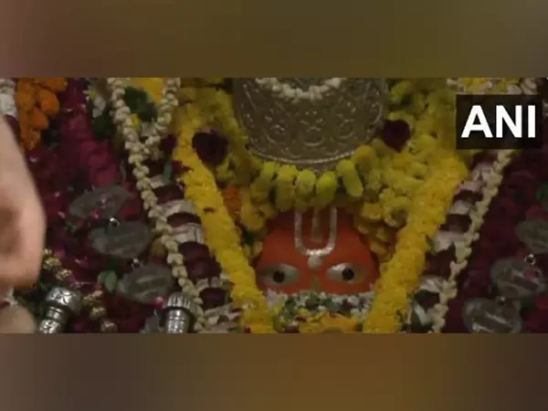 हनुमान जयंती पर Ayodhya के हनुमान गढ़ी मंदिर में भक्तों की भीड़ उमड़ी हनुमान जयंती पर Ayodhya के हनुमान गढ़ी मंदिर में भक्तों की भीड़ उमड़ी