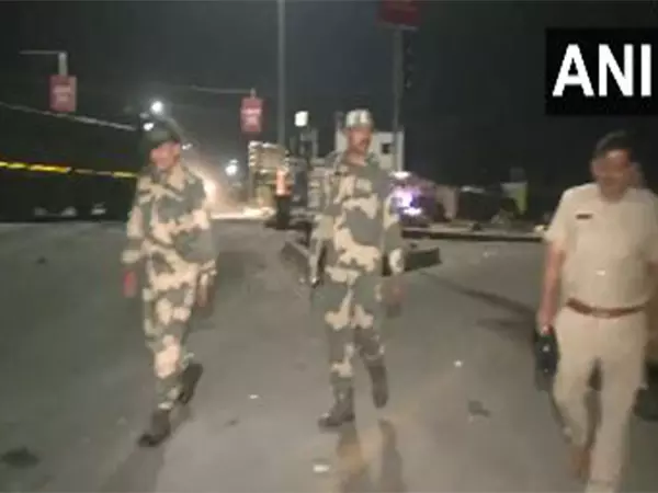 वक्फ अधिनियम के विरोध में प्रदर्शन हिंसक होने के बाद मुर्शिदाबाद के Jangipur में सुरक्षा कड़ी कर दी गई वक्फ अधिनियम के विरोध में प्रदर्शन हिंसक होने के बाद मुर्शिदाबाद के Jangipur में सुरक्षा कड़ी कर दी गई