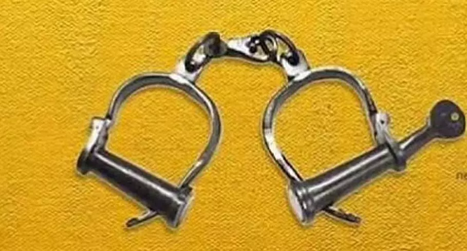 Tamil Nadu: आभूषण की दुकान से चोरी करने के आरोप में कर्मचारी गिरफ्तार Tamil Nadu: आभूषण की दुकान से चोरी करने के आरोप में कर्मचारी गिरफ्तार