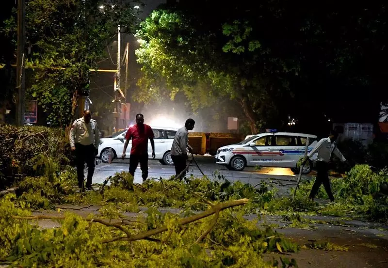 Delhi: राजधानी में धूल भरी आंधी और बारिश से यातायात जाम Delhi: राजधानी में धूल भरी आंधी और बारिश से यातायात जाम