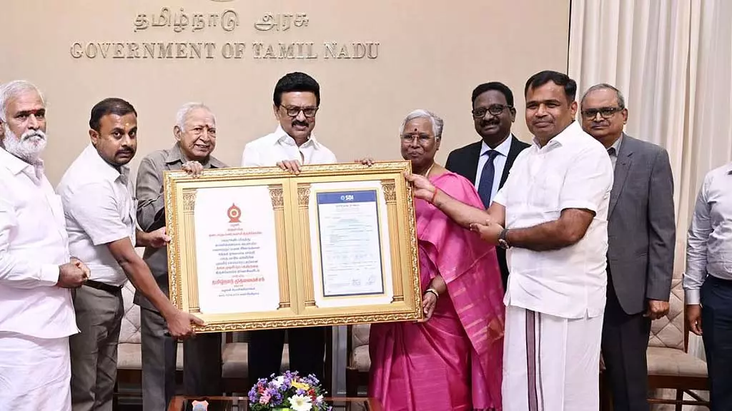 CM स्टालिन ने मंदिरों को चढ़ावे के तौर पर 1,074 किलोग्राम सोना भेंट किया: निवेश बांड CM स्टालिन ने मंदिरों को चढ़ावे के तौर पर 1,074 किलोग्राम सोना भेंट किया: निवेश बांड
