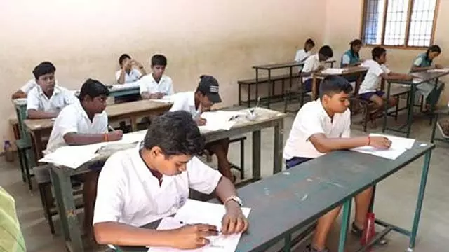 Tamil Nadu: कक्षा 10वीं विज्ञान का प्रश्नपत्र आसान होने से छात्र खुश Tamil Nadu: कक्षा 10वीं विज्ञान का प्रश्नपत्र आसान होने से छात्र खुश