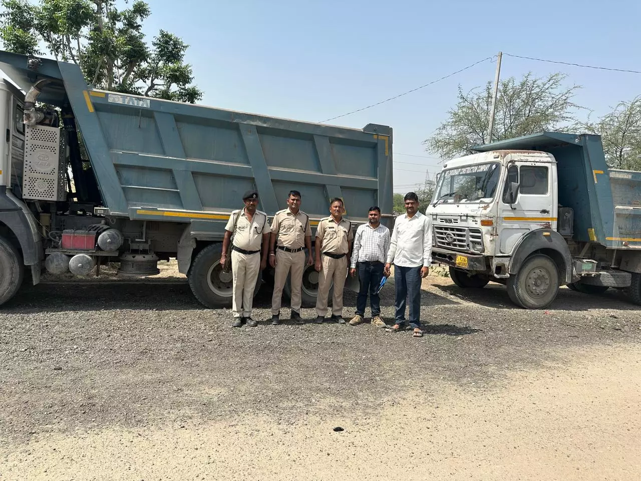 Jaipur: जिला कलेक्टर के निर्देश पर अवैध खनन एवं परिवहन के खिलाफ बड़ी कार्रवाई Jaipur: जिला कलेक्टर के निर्देश पर अवैध खनन एवं परिवहन के खिलाफ बड़ी कार्रवाई