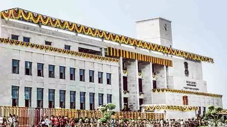 1992 बस आगजनी मामले के दोषियों की दया याचिका पर विचार करें: AP सरकार से हाईकोर्ट ने कहा 1992 बस आगजनी मामले के दोषियों की दया याचिका पर विचार करें: AP सरकार से हाईकोर्ट ने कहा