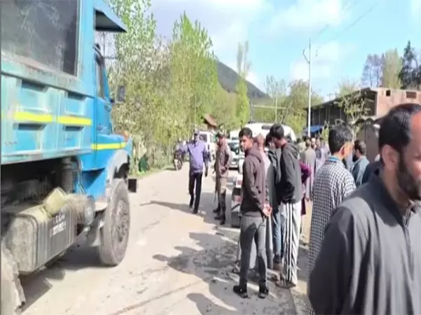 Kupwara में कॉलेज बस दुर्घटना में 1 की मौत, कई घायल Kupwara में कॉलेज बस दुर्घटना में 1 की मौत, कई घायल