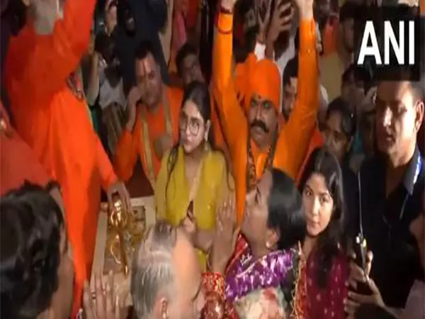 Delhi CM ने करोल बाग स्थित संकट मोचन धाम में पूजा-अर्चना की Delhi CM ने करोल बाग स्थित संकट मोचन धाम में पूजा-अर्चना की