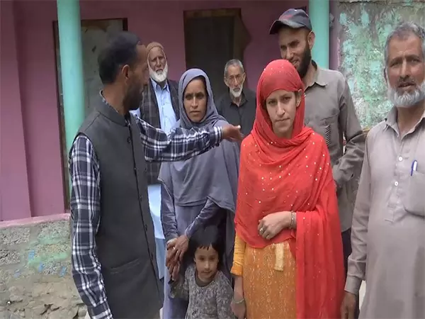 खामोश सपने, बुलंद हौसला: Rajouri की मूक-बधिर लड़की लगातार सीखती रही खामोश सपने, बुलंद हौसला: Rajouri की मूक-बधिर लड़की लगातार सीखती रही