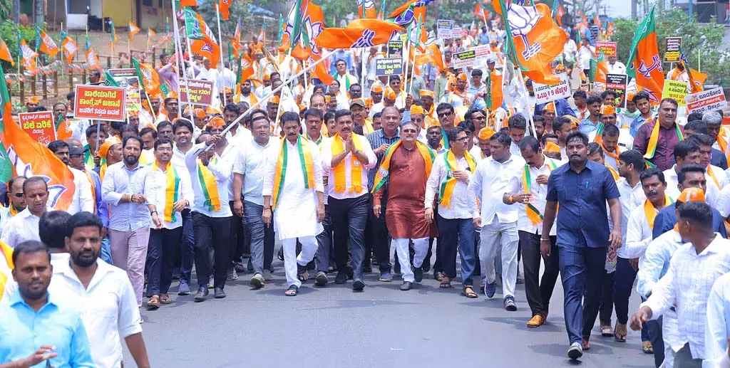 वह दिन दूर नहीं जब BJP के लोग लाठी-डंडे लेकर पुलिस स्टेशन पर धावा बोलेंगे: Vijayendra वह दिन दूर नहीं जब BJP के लोग लाठी-डंडे लेकर पुलिस स्टेशन पर धावा बोलेंगे: Vijayendra