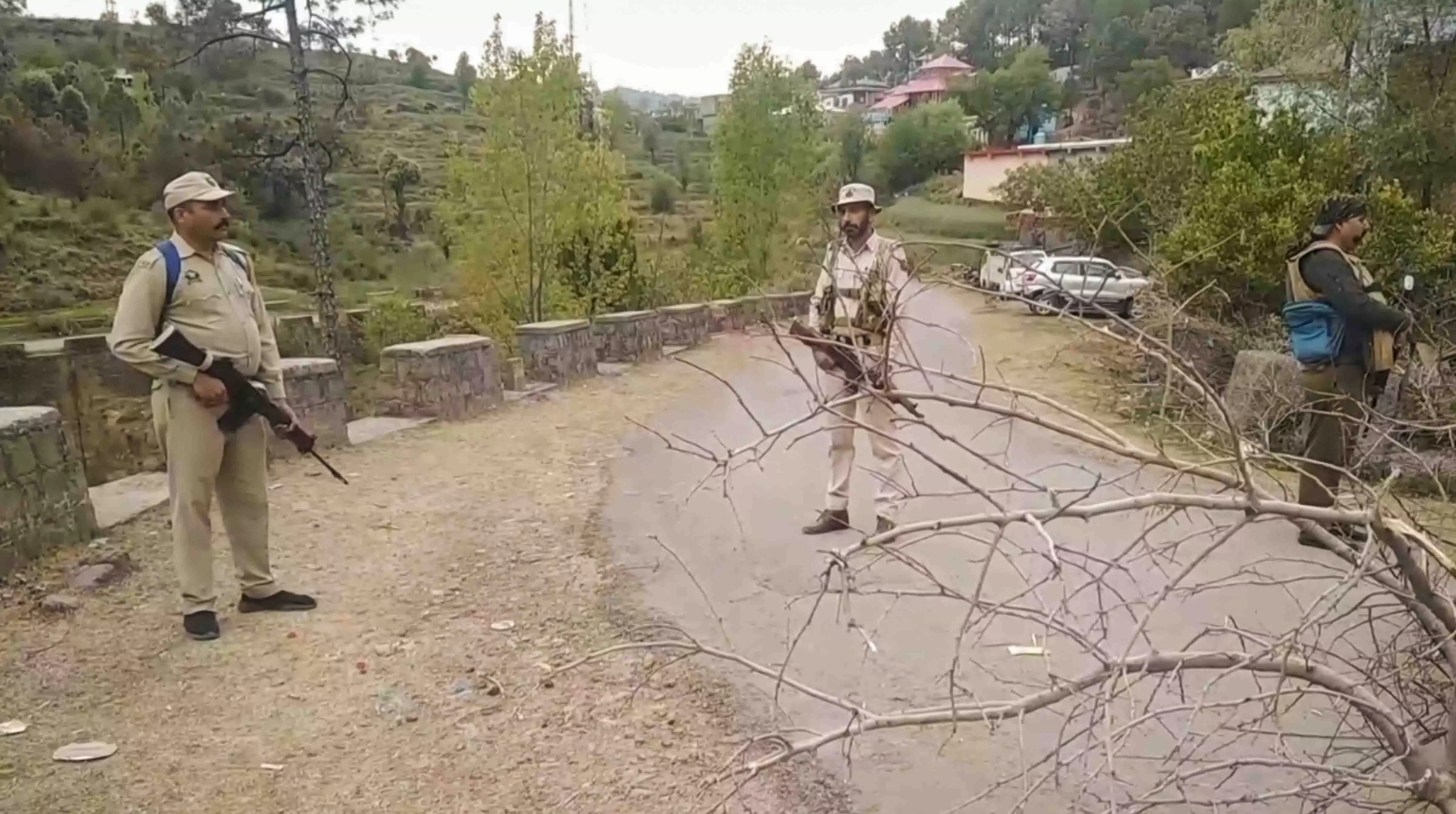 J-K के किश्तवाड़ में चल रहे ऑपरेशन में 2 आतंकवादी मारे गए J-K के किश्तवाड़ में चल रहे ऑपरेशन में 2 आतंकवादी मारे गए