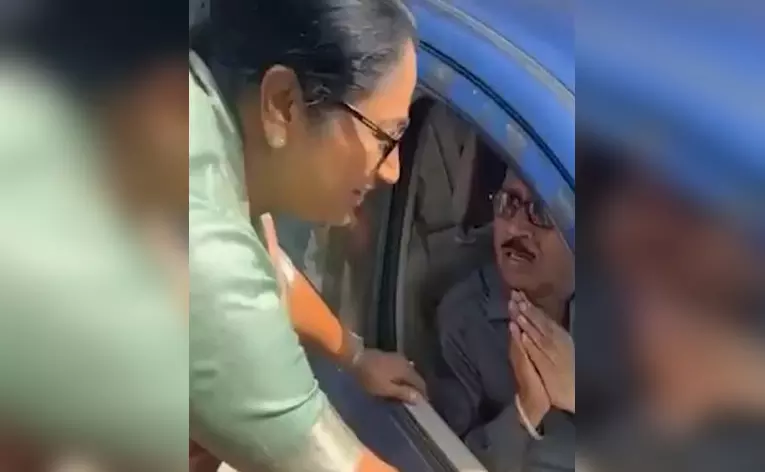 गायों को देख सीएम ने रोका काफिला, कार चालक के पास पहुंचीं और की भावुक अपील गायों को देख सीएम ने रोका काफिला, कार चालक के पास पहुंचीं और की भावुक अपील