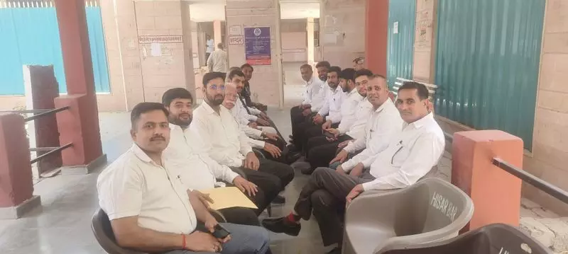 Haryana : हिसार बार एसोसिएशन ने नायब तहसीलदार के ‘दुर्व्यवहार’ पर काम स्थगित किया Haryana : हिसार बार एसोसिएशन ने नायब तहसीलदार के ‘दुर्व्यवहार’ पर काम स्थगित किया