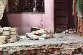 Bareilly में जर्जर मकान का लिंटर गिरा, दो मासूम घायल Bareilly में जर्जर मकान का लिंटर गिरा, दो मासूम घायल