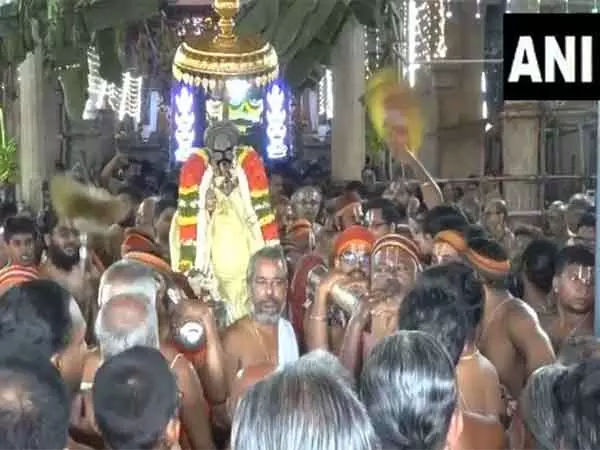 Tamil Nadu: श्री रंगनाथ स्वामी मंदिर में पंगुनी कार महोत्सव में हजारों की भीड़ उमड़ी Tamil Nadu: श्री रंगनाथ स्वामी मंदिर में पंगुनी कार महोत्सव में हजारों की भीड़ उमड़ी