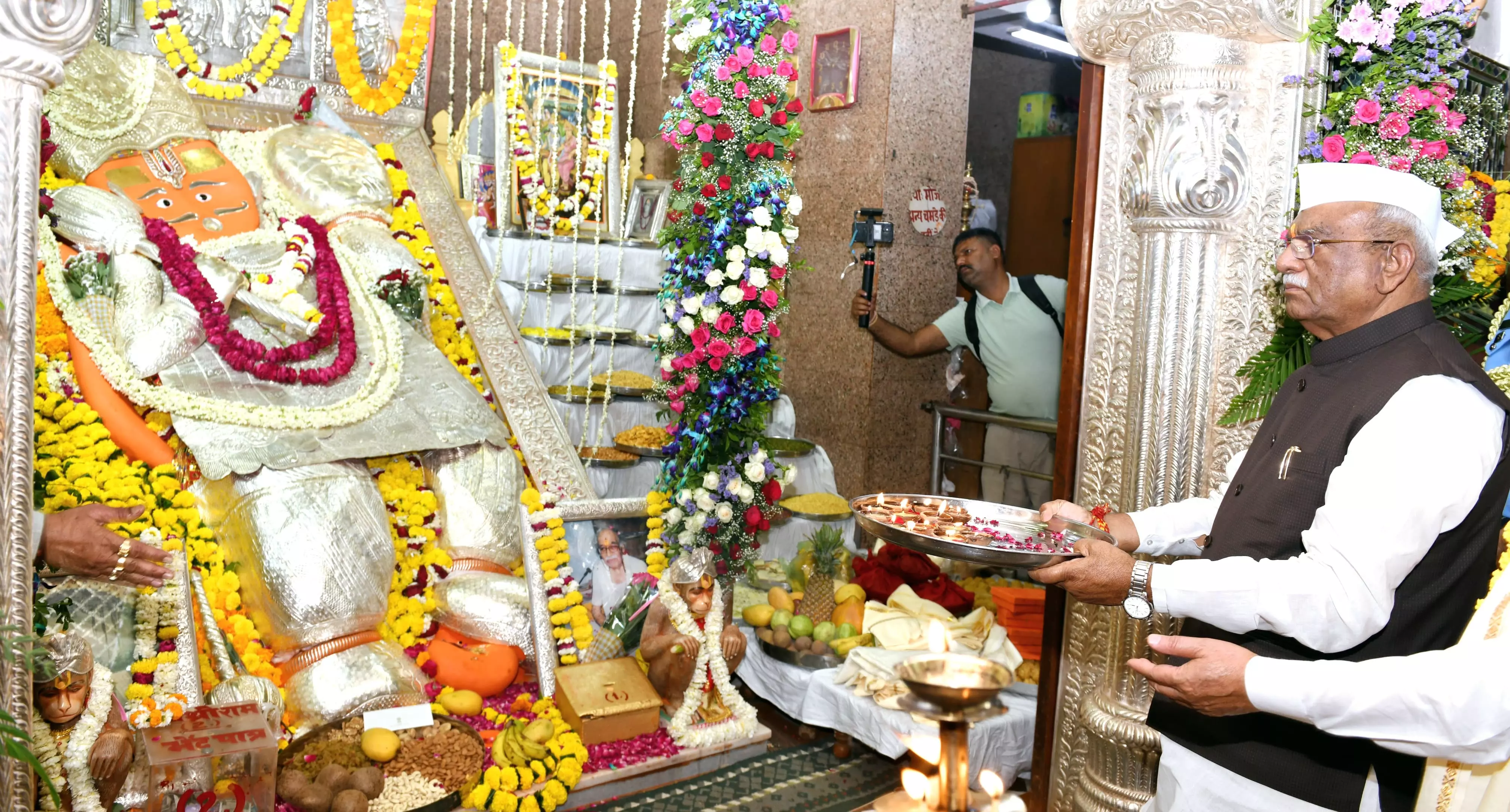 Hanuman Jayanti पर राज्यपाल बागडे ने हनुमान मंदिर में आरती समारोह में भाग लिया Hanuman Jayanti पर राज्यपाल बागडे ने हनुमान मंदिर में आरती समारोह में भाग लिया
