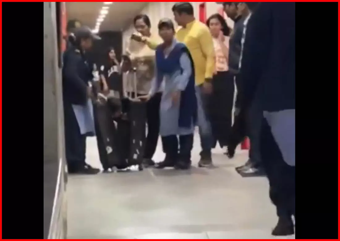 कॉलेज हॉस्टल का बेहद चौंकाने वाला VIDEO, सूटकेस में दिखी लड़की कॉलेज हॉस्टल का बेहद चौंकाने वाला VIDEO, सूटकेस में दिखी लड़की