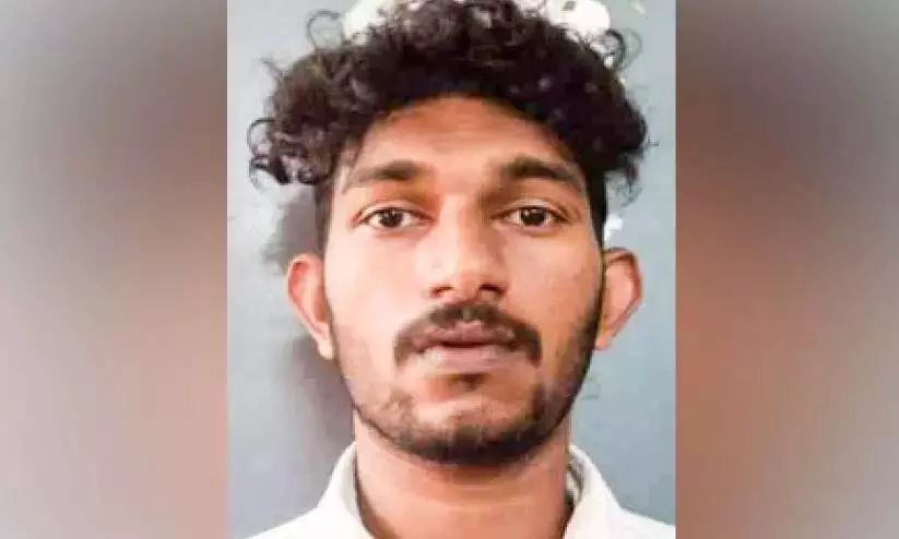 Kerala: कॉलेज के छात्रों को गांजा बांटने के आरोप में एक व्यक्ति गिरफ्तार Kerala: कॉलेज के छात्रों को गांजा बांटने के आरोप में एक व्यक्ति गिरफ्तार