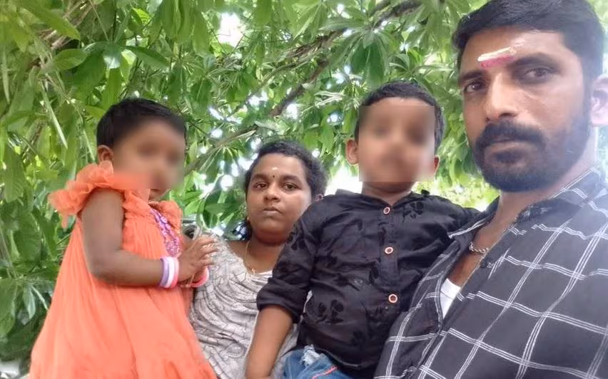 Kerala : कर्ज के कारण पांच लोगों की जान गई इडुक्की में गर्भवती महिला, पति और बच्चों का दुखद अंत Kerala : कर्ज के कारण पांच लोगों की जान गई इडुक्की में गर्भवती महिला, पति और बच्चों का दुखद अंत