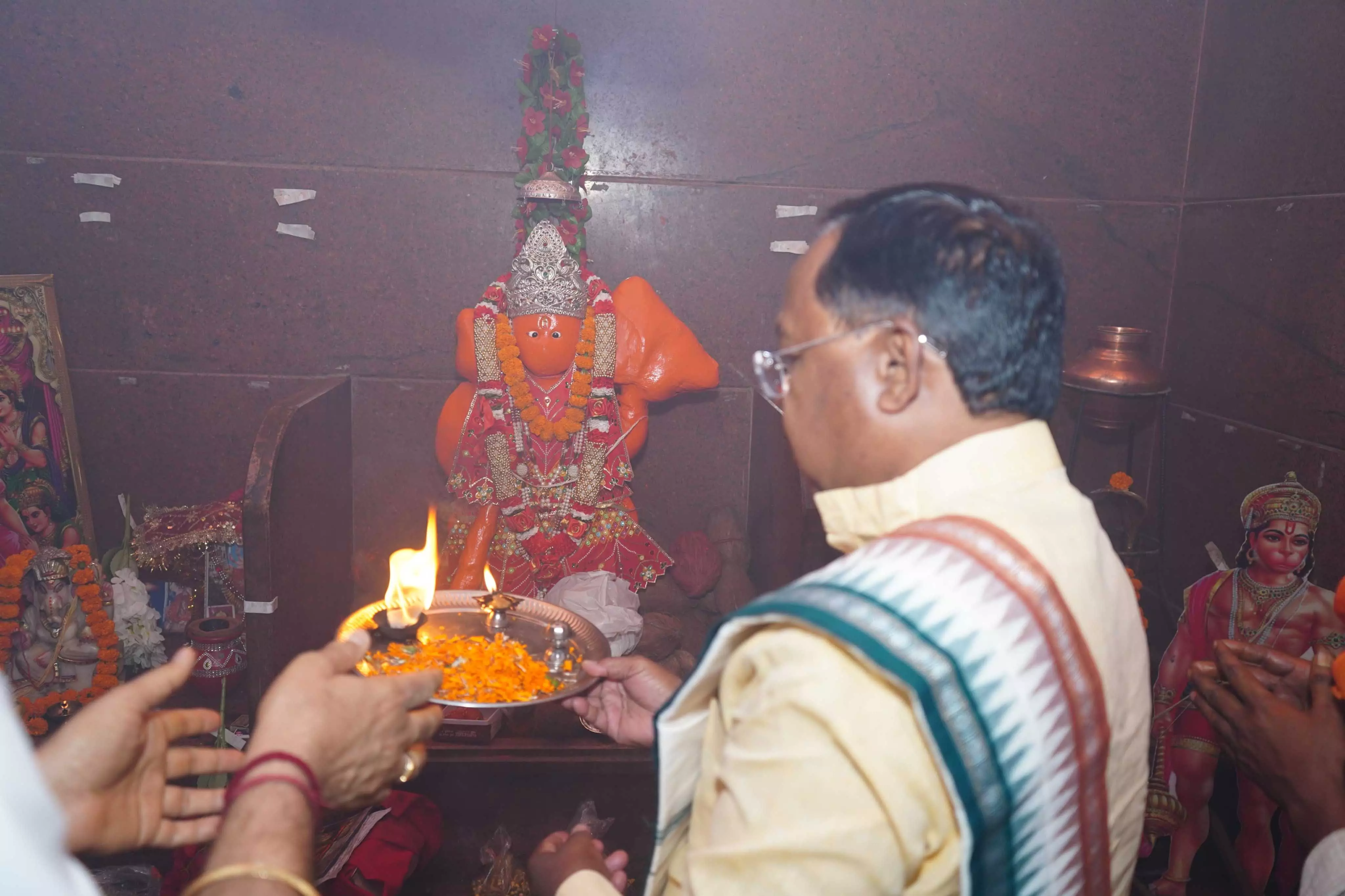 मंत्री रामविचार नेताम ने हनुमान मंदिर में पूजा अर्चना की मंत्री रामविचार नेताम ने हनुमान मंदिर में पूजा अर्चना की