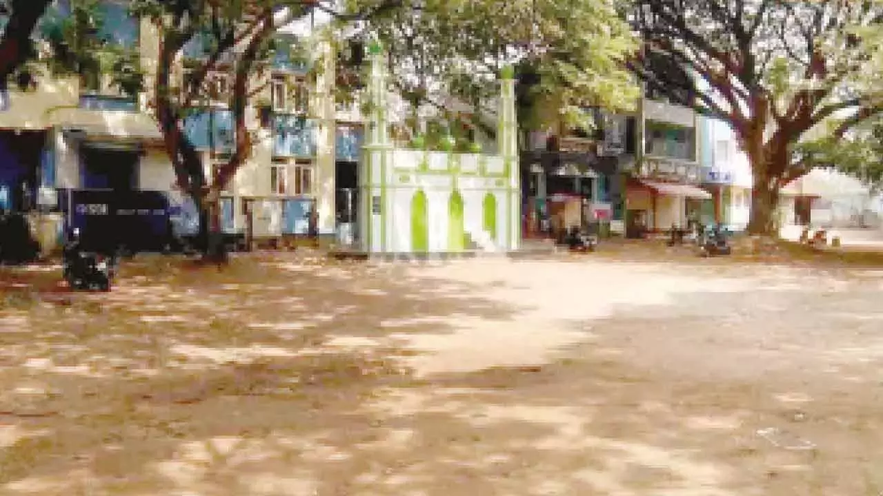 Karnataka: पुलिस द्वारा बैरिकेड्स हटाने के बाद ईदगाह भूमि विवाद सुलझा Karnataka: पुलिस द्वारा बैरिकेड्स हटाने के बाद ईदगाह भूमि विवाद सुलझा