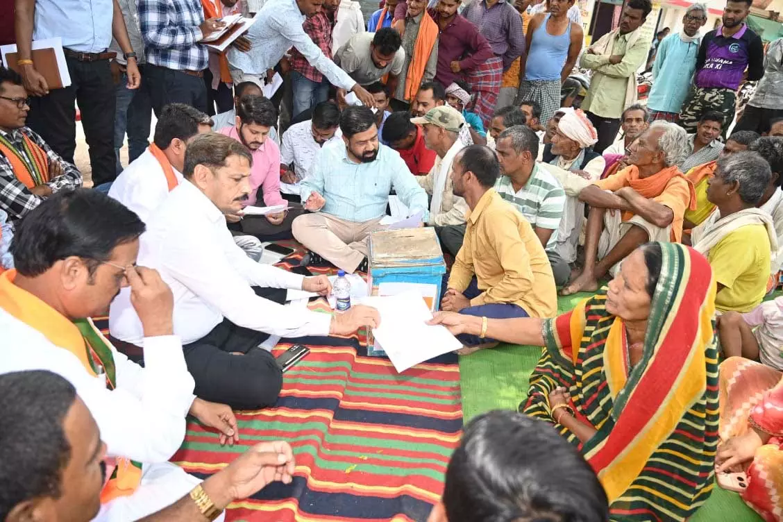 सुशासन तिहार 2025 : प्रथम चरण के अंतिम दिन कलेक्टर और जिला पंचायत अध्यक्ष स्वयं ग्रामवासियों से आवेदन लिए सुशासन तिहार 2025 : प्रथम चरण के अंतिम दिन कलेक्टर और जिला पंचायत अध्यक्ष स्वयं ग्रामवासियों से आवेदन लिए
