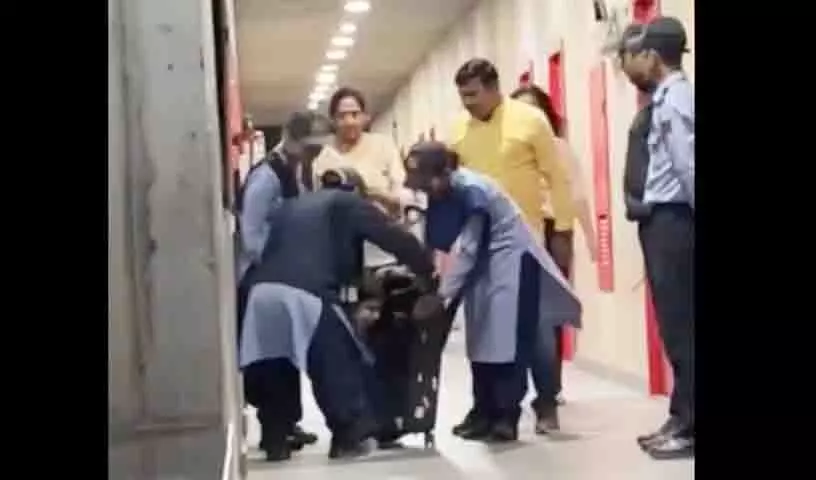 सूटकेस में छिपाकर भागना, महिला के Hostel Prank ने नेटिज़न्स को हंसाया! सूटकेस में छिपाकर भागना, महिला के Hostel Prank ने नेटिज़न्स को हंसाया!
