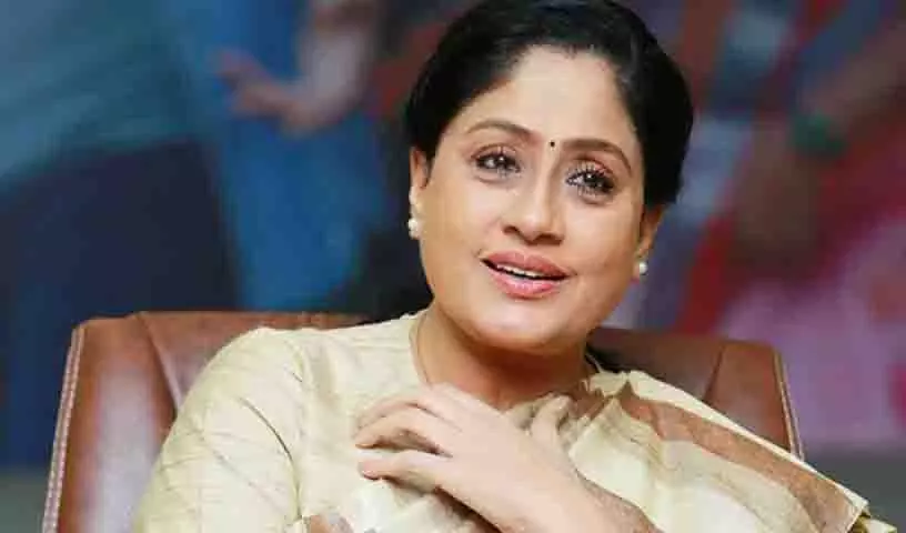 सोशल मीडिया मैनेजर पर Vijaya Shanti और उनके पति को धमकाने का मामला दर्ज सोशल मीडिया मैनेजर पर Vijaya Shanti और उनके पति को धमकाने का मामला दर्ज