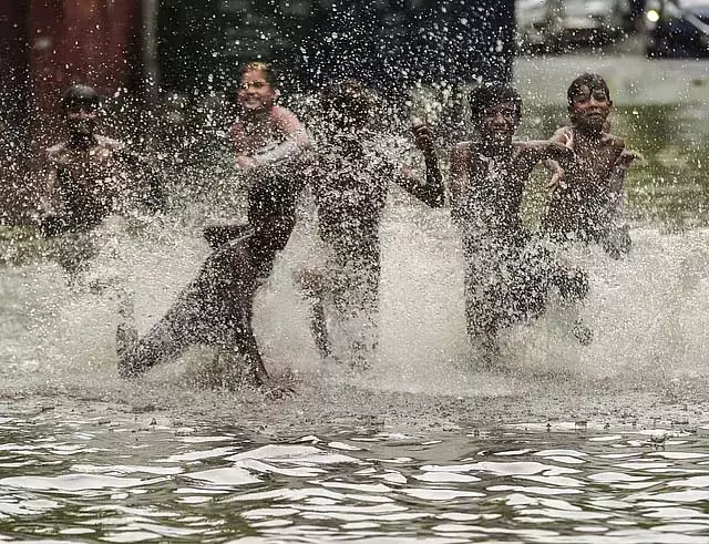 Tamil Nadu के 3 जिलों में आज भारी बारिश की संभावना Tamil Nadu के 3 जिलों में आज भारी बारिश की संभावना