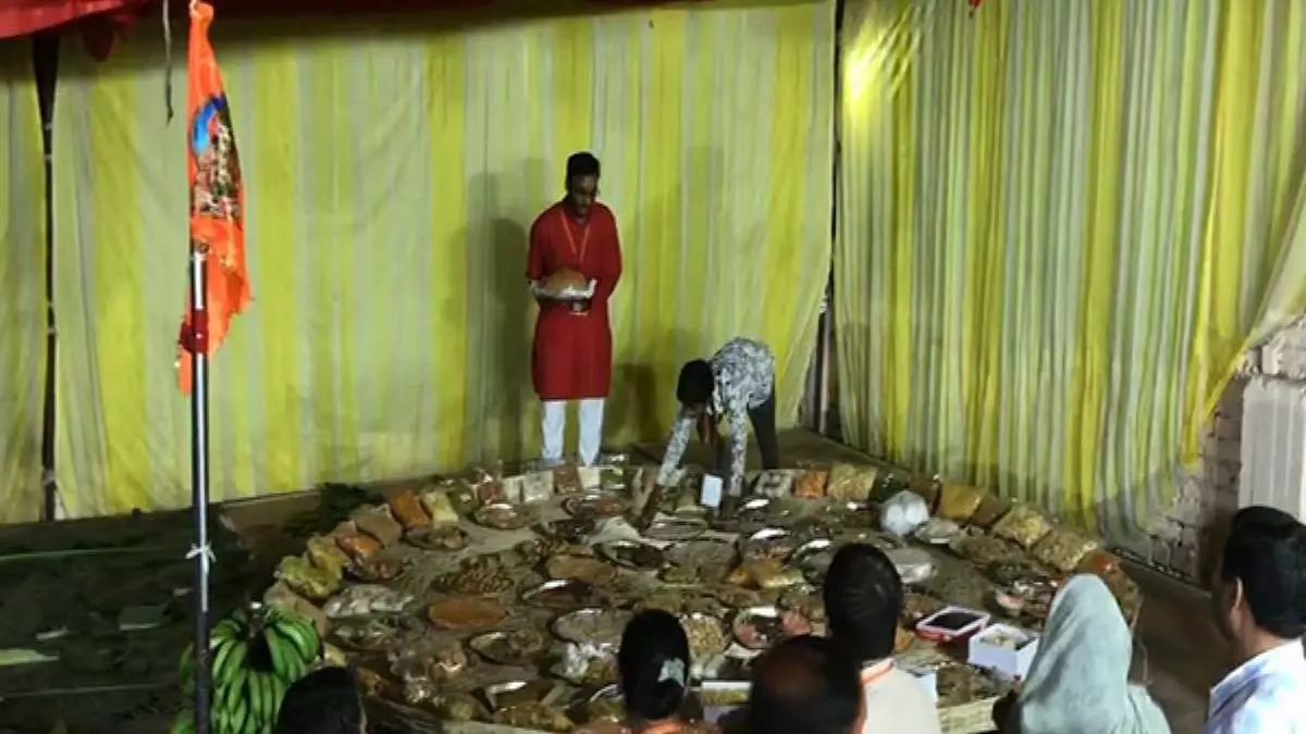 Jabalpur : मंदिर में हनुमान जयंती पर 56 भोग महा थाली और 5,000 किलो का लड्डू चढ़ाया गया Jabalpur : मंदिर में हनुमान जयंती पर 56 भोग महा थाली और 5,000 किलो का लड्डू चढ़ाया गया